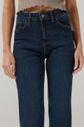 Jean azul tiro alto straight leg con bota recta y 5 bolsillos