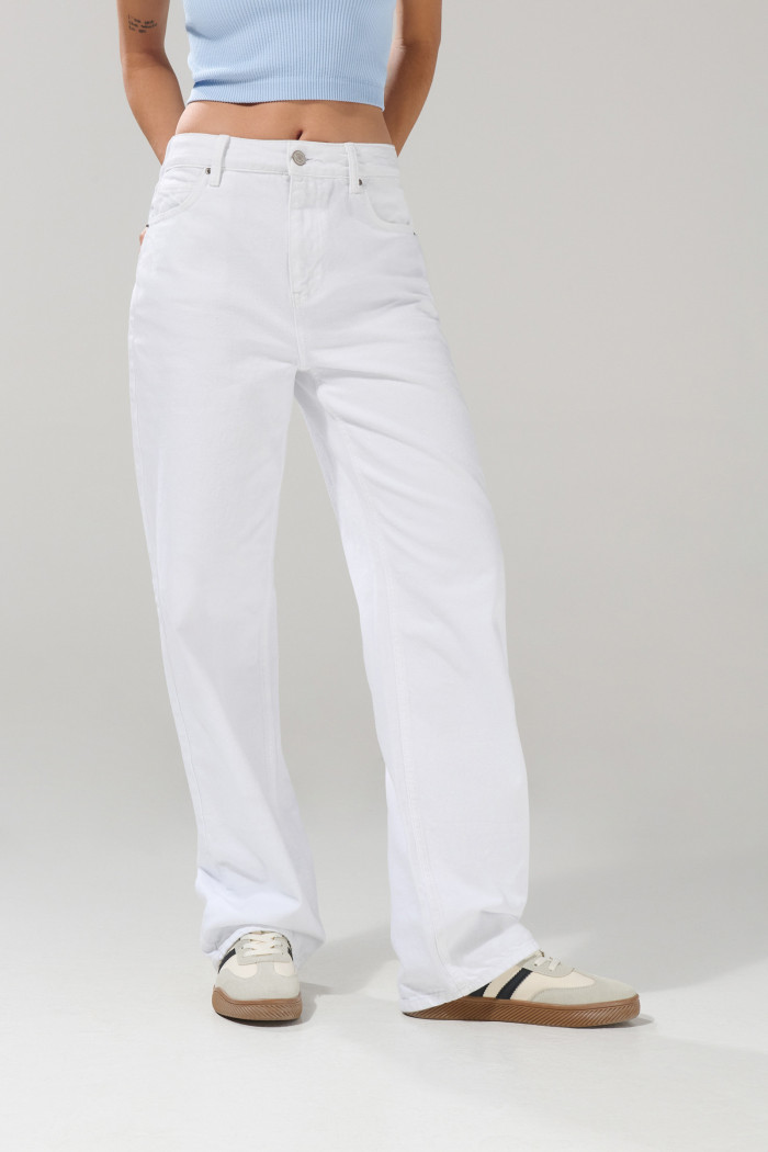 Jean bota recta 90´S blanco con tiro alto y bolsillos