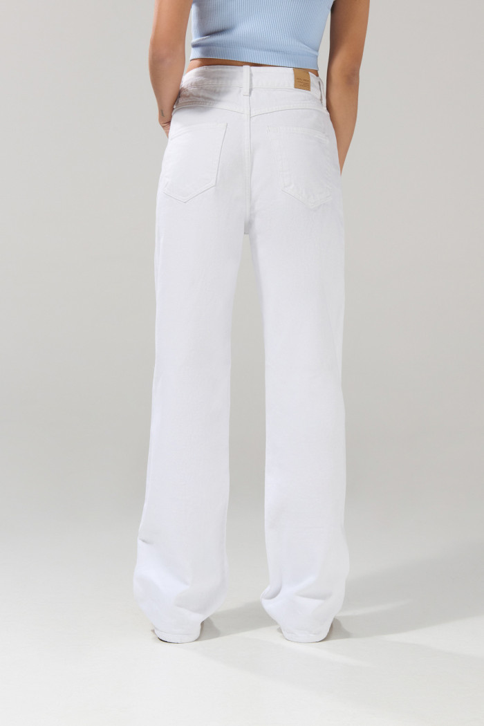 Jean bota recta 90´S blanco con tiro alto y bolsillos