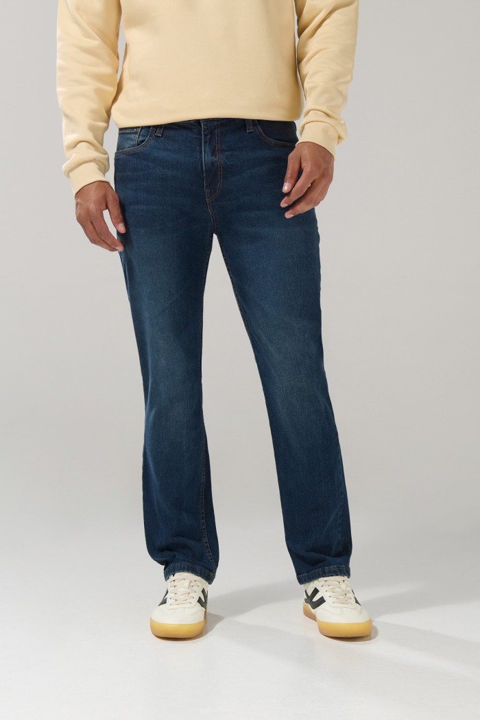 Jean azul oscuro bota recta straight leg con tiro bajo