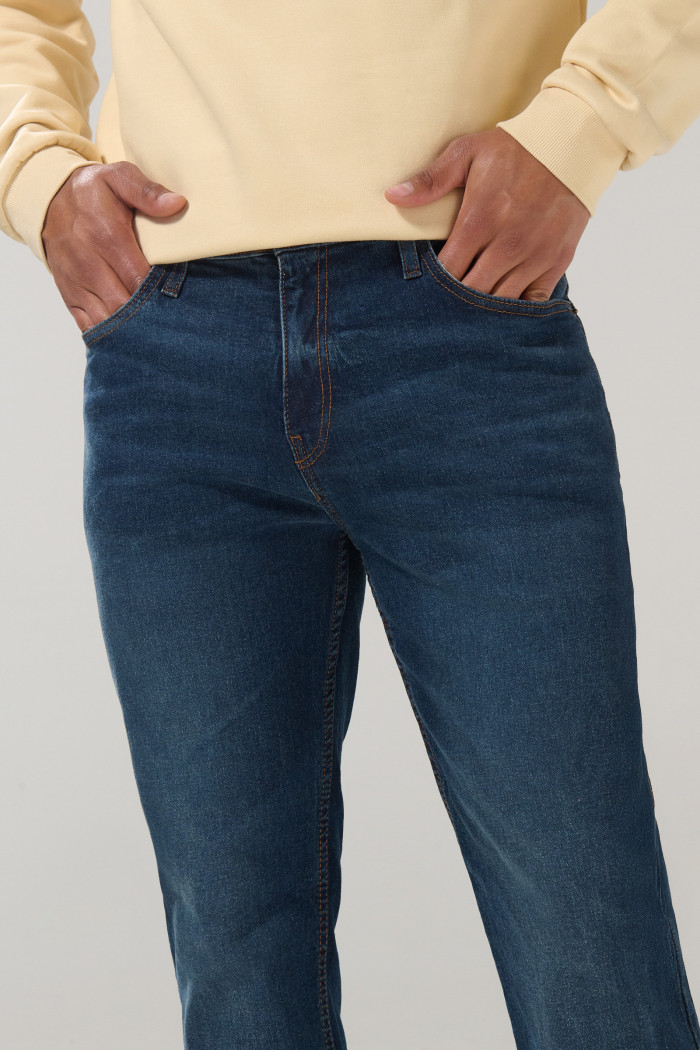 Jean azul oscuro bota recta straight leg con tiro bajo