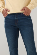 Jean azul oscuro bota recta straight leg con tiro bajo
