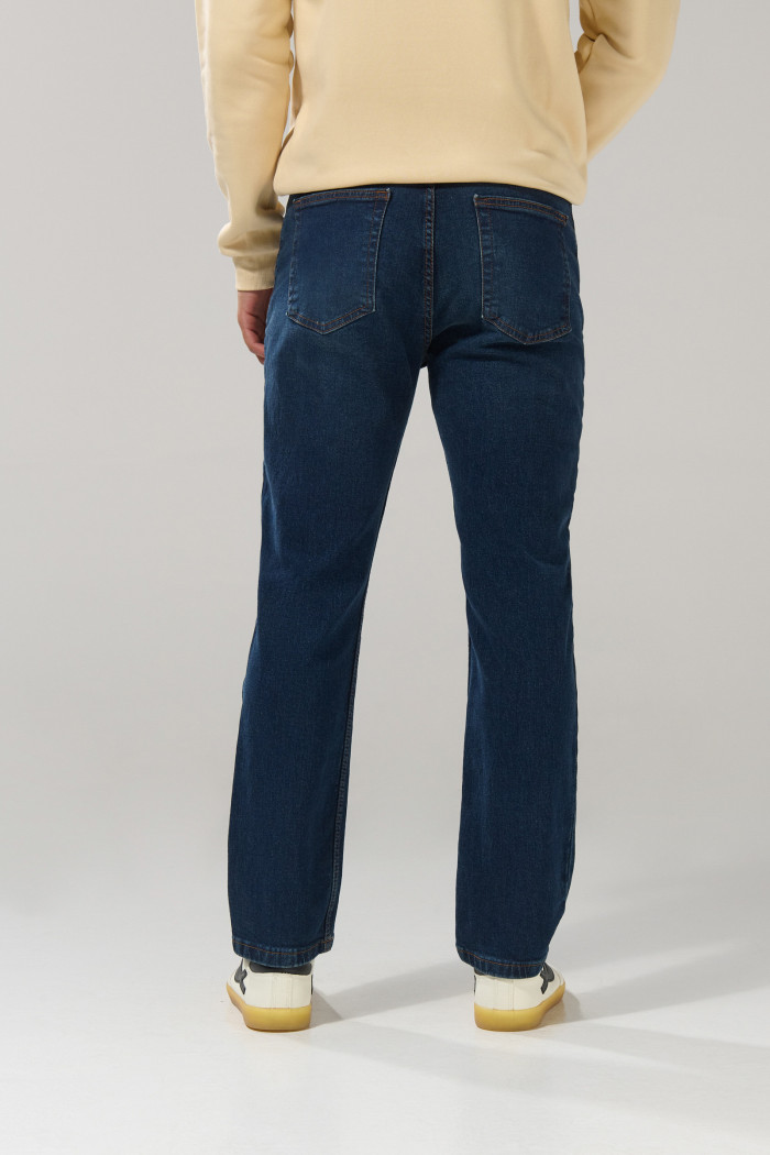 Jean azul oscuro bota recta straight leg con tiro bajo