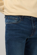 Jean azul oscuro bota recta straight leg con tiro bajo