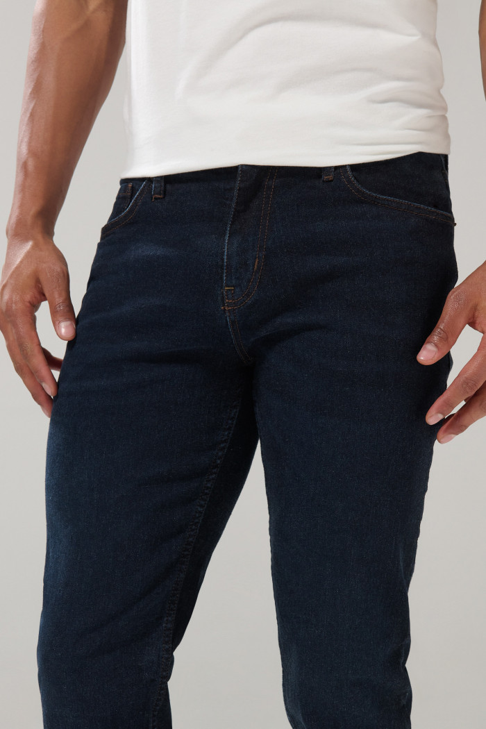 Jean tipo slim azul intenso con bolsillos y tiro bajo