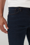 Jean tipo slim azul intenso con bolsillos y tiro bajo