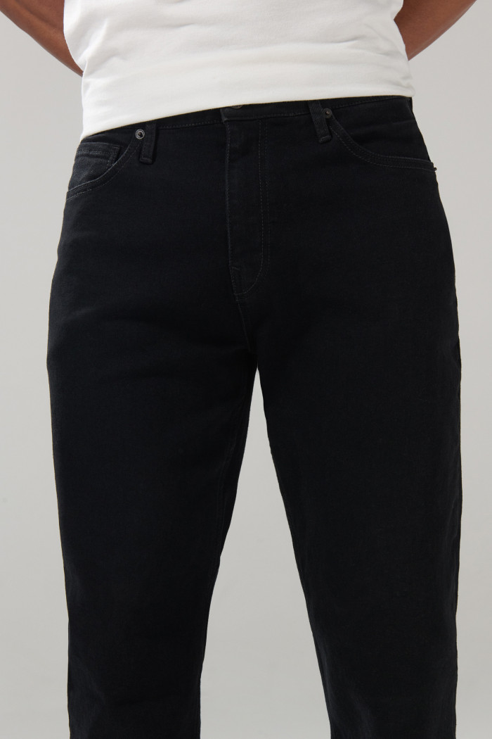 Jean negro straight leg tiro bajo con bota recta y cremallera