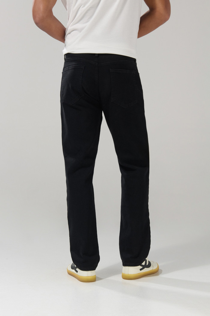 Jean negro straight leg tiro bajo con bota recta y cremallera