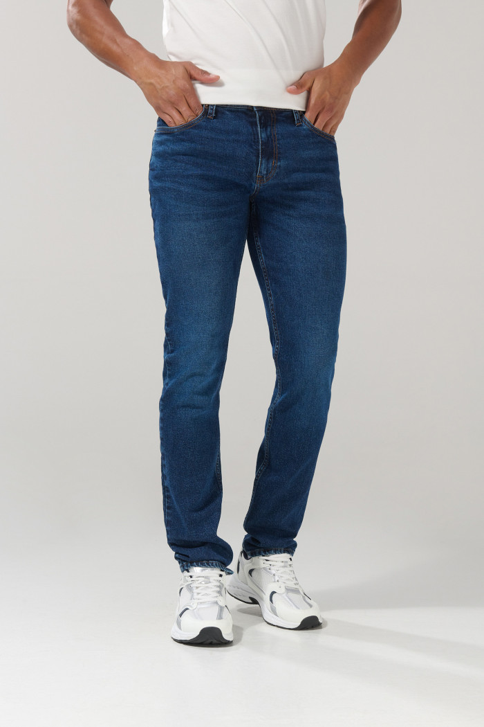 Jean ajustado tiro bajo slim azul oscuro con 5 bolsillos