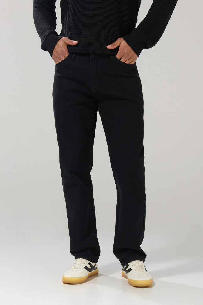Jean negro straight leg bota recta con bolsillos y tiro bajo