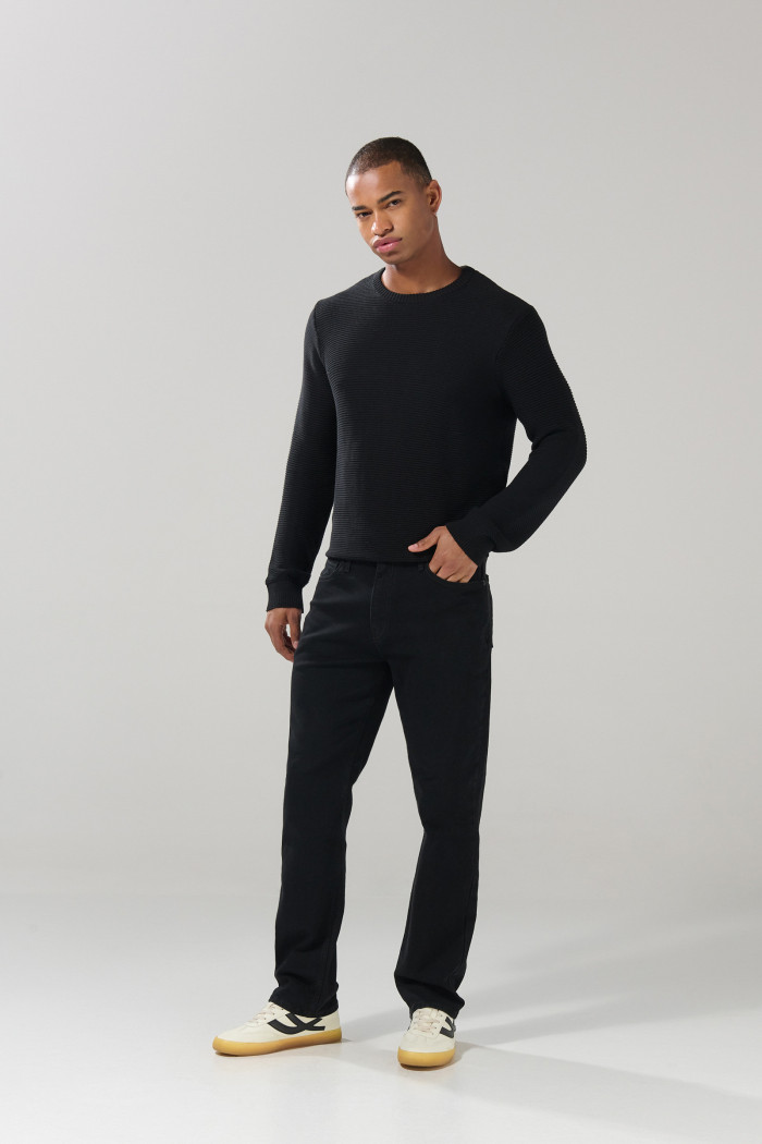 Jean negro straight leg bota recta con bolsillos y tiro bajo