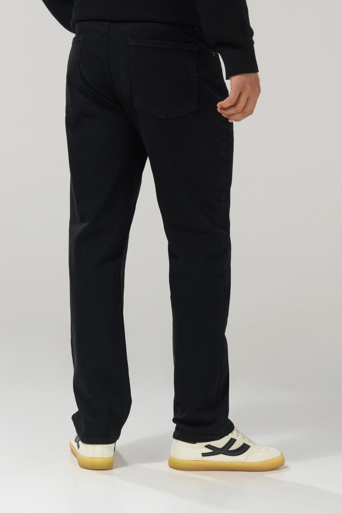 Jean negro straight leg bota recta con bolsillos y tiro bajo