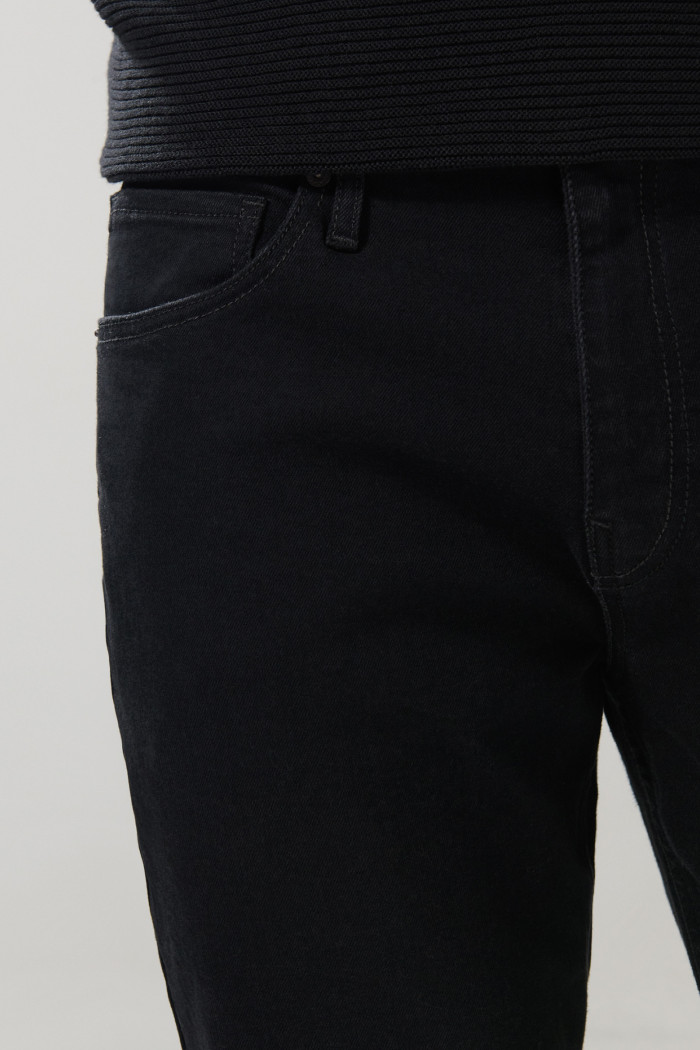 Jean negro straight leg bota recta con bolsillos y tiro bajo