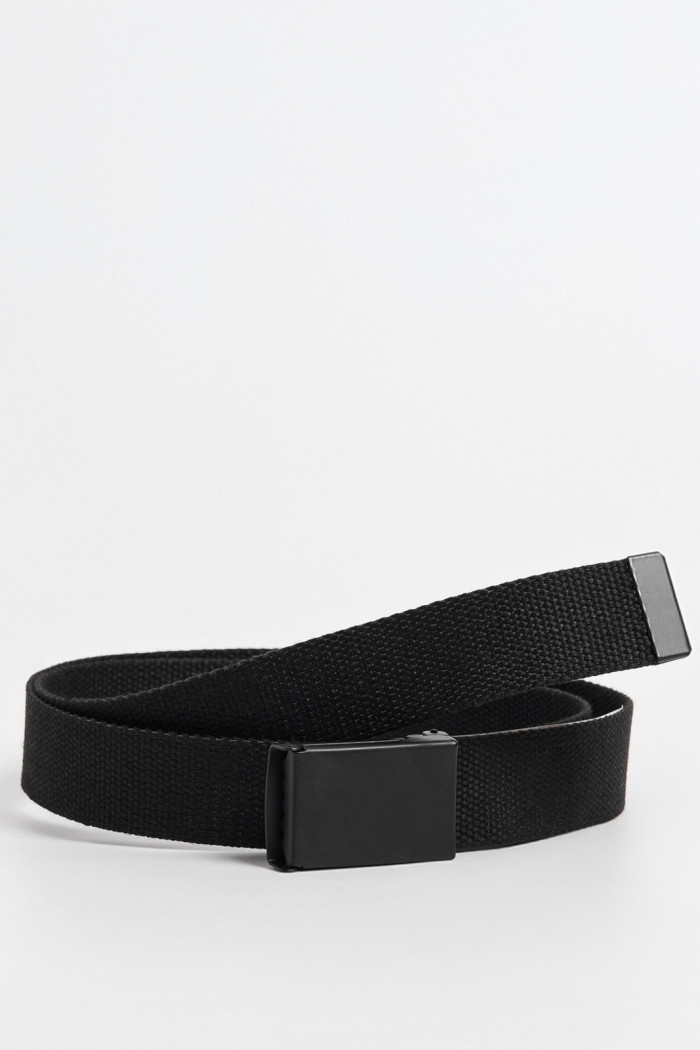 Cinturón tipo reata negro con hebilla metálica rectangular