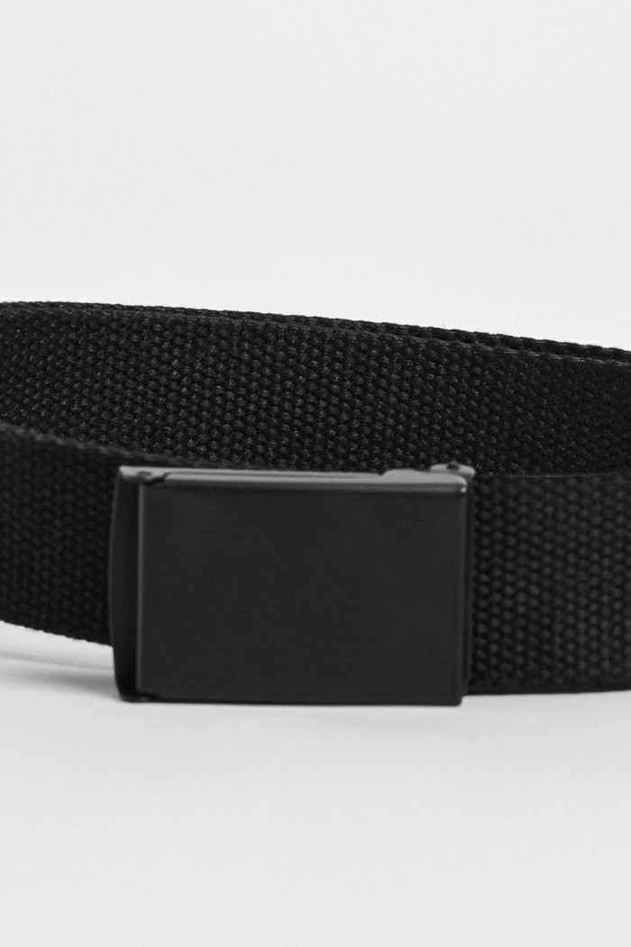 Cinturón tipo reata negro con hebilla metálica rectangular