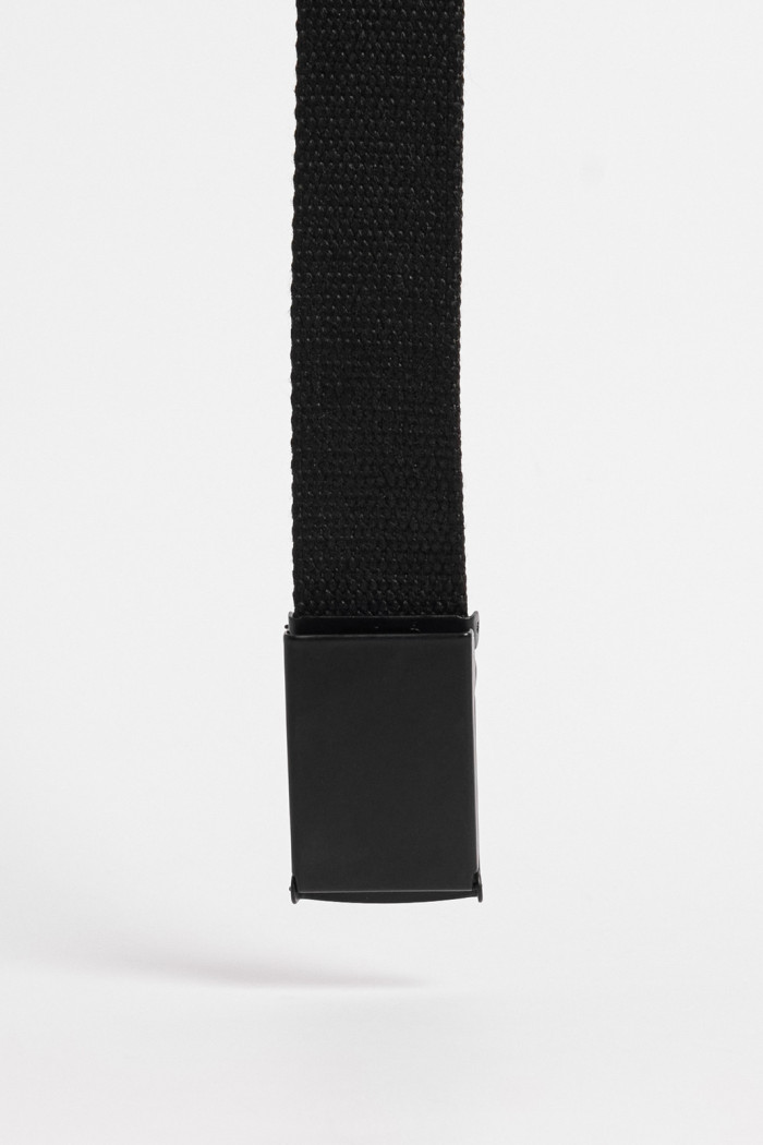 Cinturón tipo reata negro con hebilla metálica rectangular