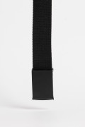 Cinturón tipo reata negro con hebilla metálica rectangular