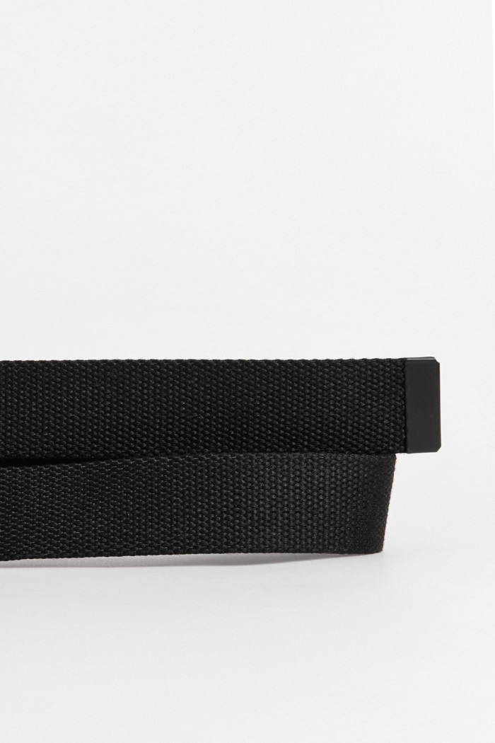 Cinturón tipo reata negro con hebilla metálica rectangular