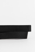 Cinturón tipo reata negro con hebilla metálica rectangular