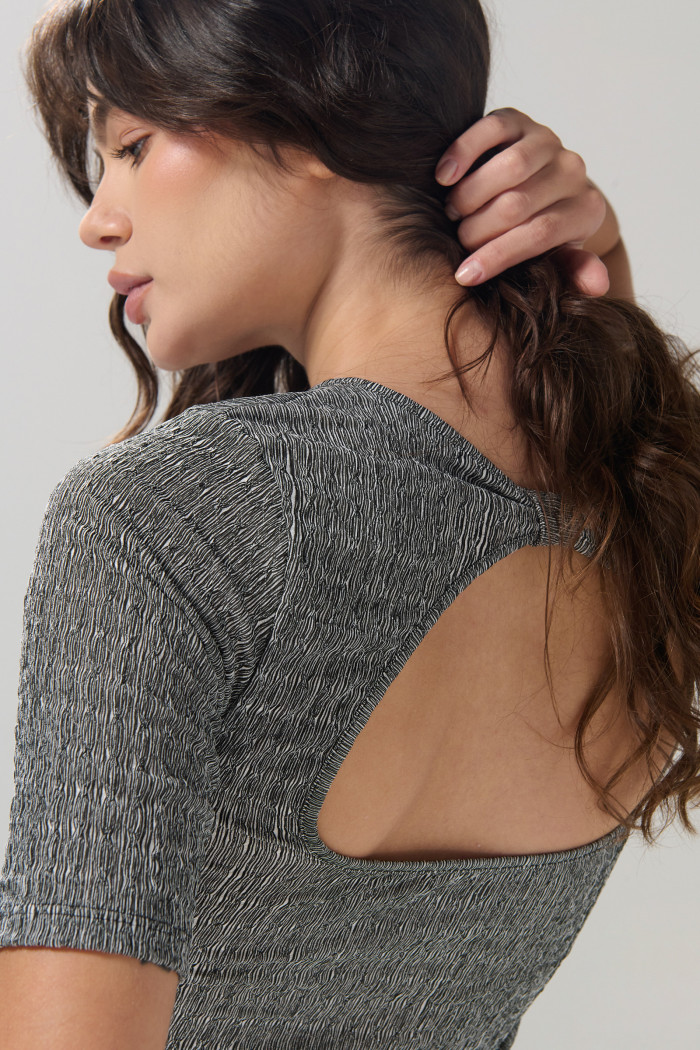 Camiseta unicolor con escote en espalda y manga corta