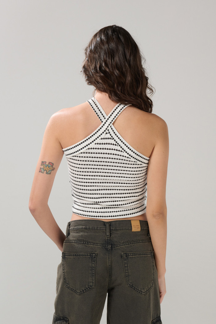 Camiseta negra manga sisa a rayas con tiras cruzadas