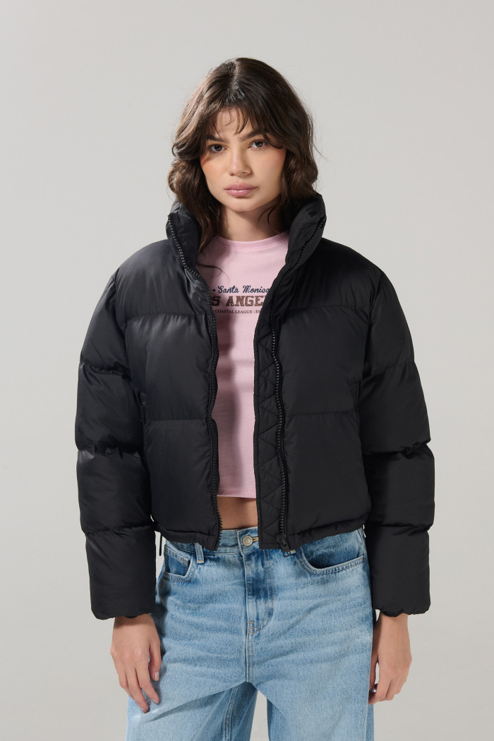Chaqueta cuello alto unicolor con bolsillos acolchada