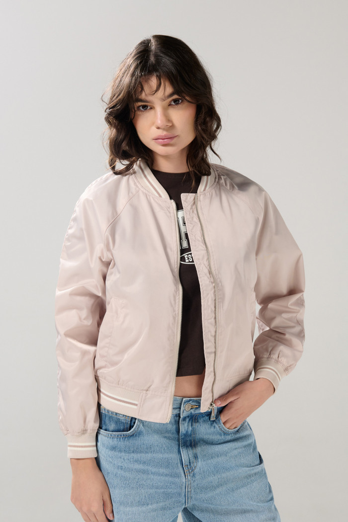 Chaqueta bomber unicolor con contrastes y cremallera