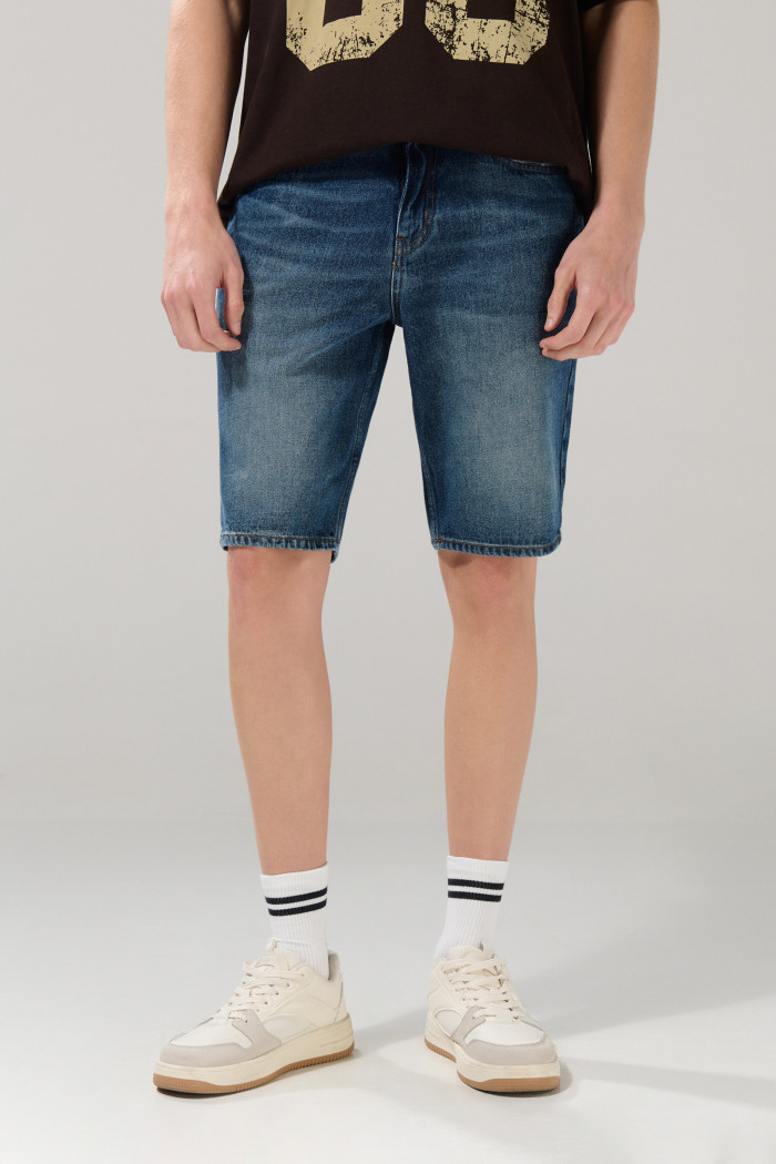 Bermuda slim azul oscura de jean con bolsillos y tiro bajo