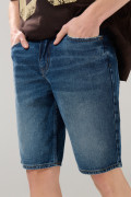 Bermuda slim azul oscura de jean con bolsillos y tiro bajo