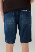 Bermuda slim azul oscura de jean con bolsillos y tiro bajo