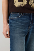 Bermuda slim azul oscura de jean con bolsillos y tiro bajo