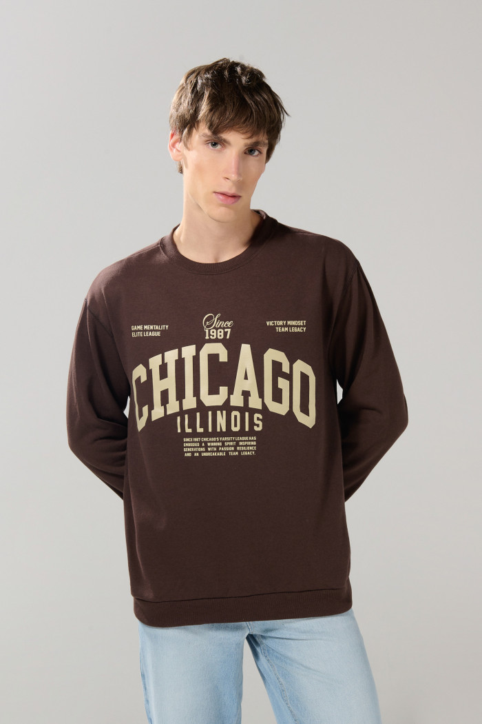 Buzo cuello redondo café oscuro con estampado college