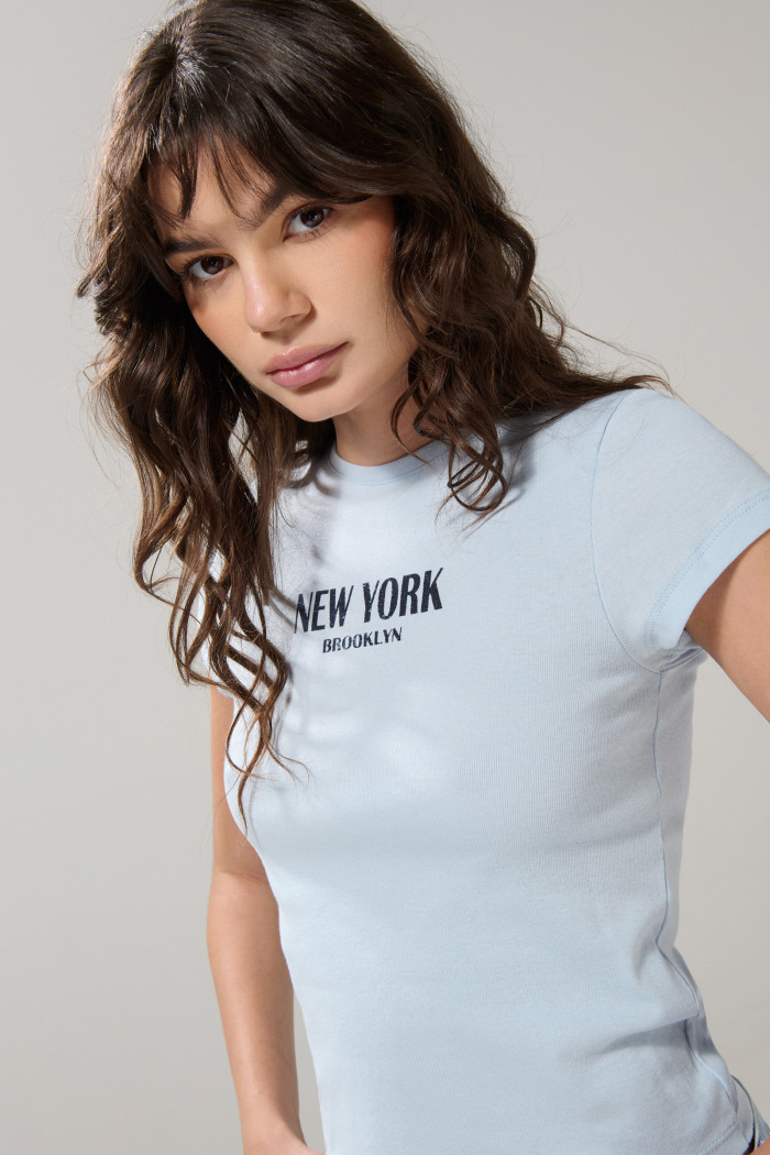 Camiseta azul clara acanalada manga corta college