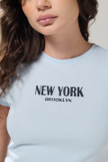Camiseta azul clara acanalada manga corta college