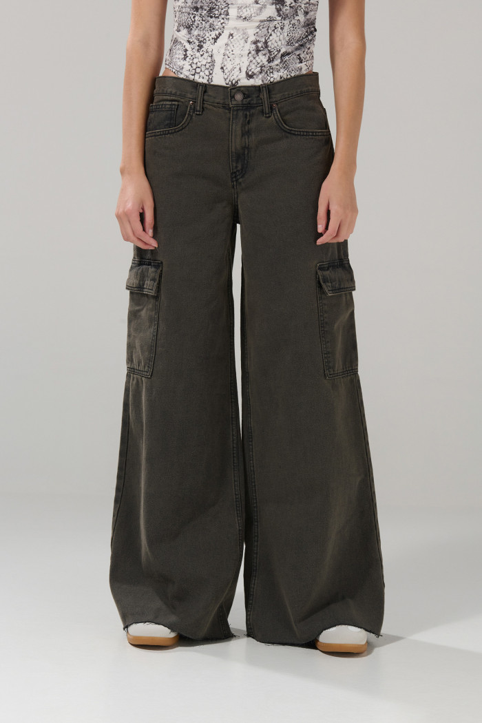 Jean palazzo cargo café oscuro con tiro medio y bota ancha