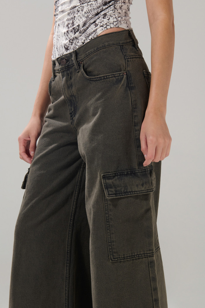 Jean palazzo cargo café oscuro con tiro medio y bota ancha
