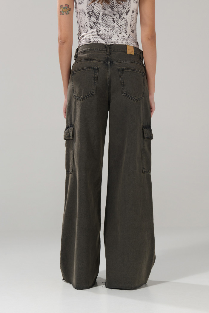 Jean palazzo cargo café oscuro con tiro medio y bota ancha