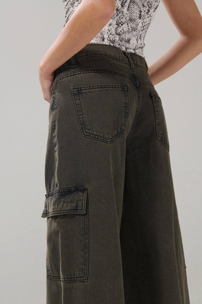 Jean palazzo cargo café oscuro con tiro medio y bota ancha
