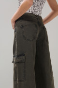Jean palazzo cargo café oscuro con tiro medio y bota ancha