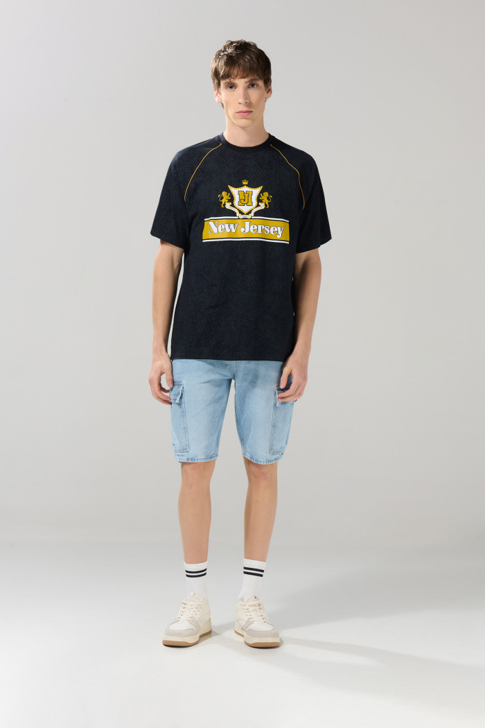 Camiseta oversize azul con manga ranglan y diseño college