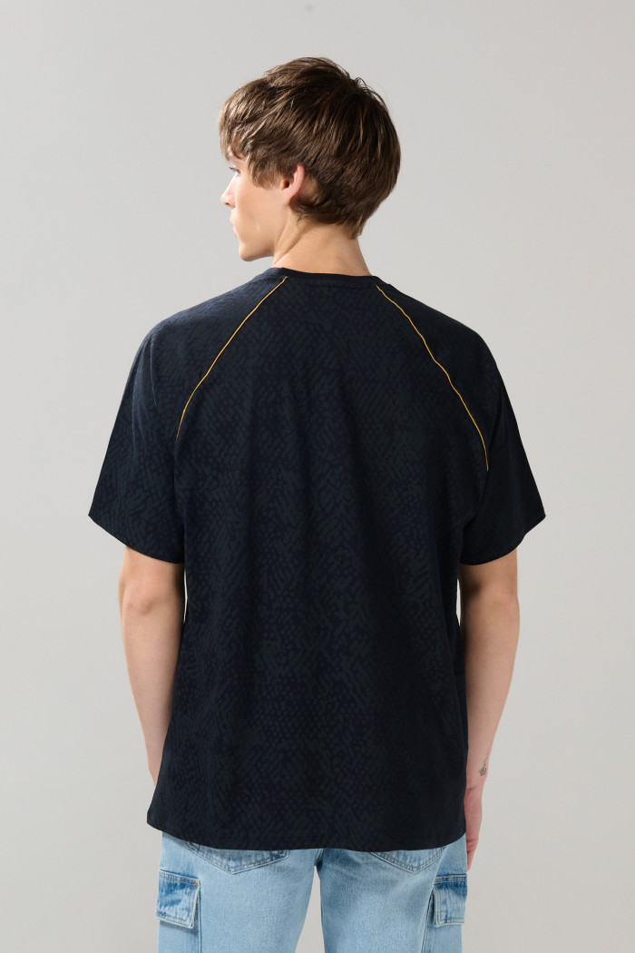 Camiseta oversize azul con manga ranglan y diseño college