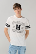 Camiseta crema cuello redondo con diseño de Harvard