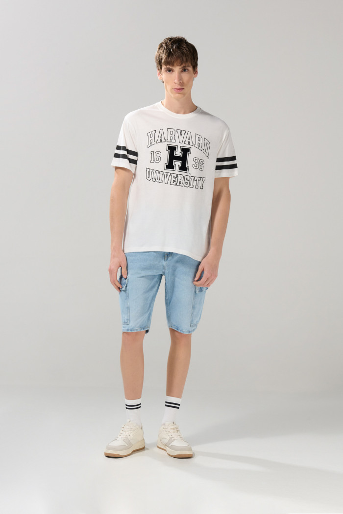 Camiseta crema cuello redondo con diseño de Harvard