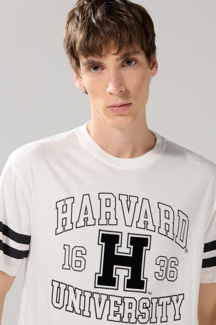 Camiseta crema cuello redondo con diseño de Harvard