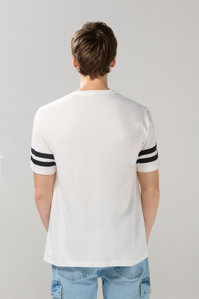 Camiseta crema cuello redondo con diseño de Harvard