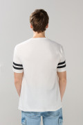 Camiseta crema cuello redondo con diseño de Harvard