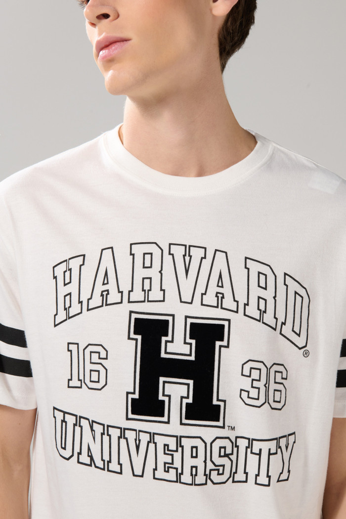 Camiseta crema cuello redondo con diseño de Harvard