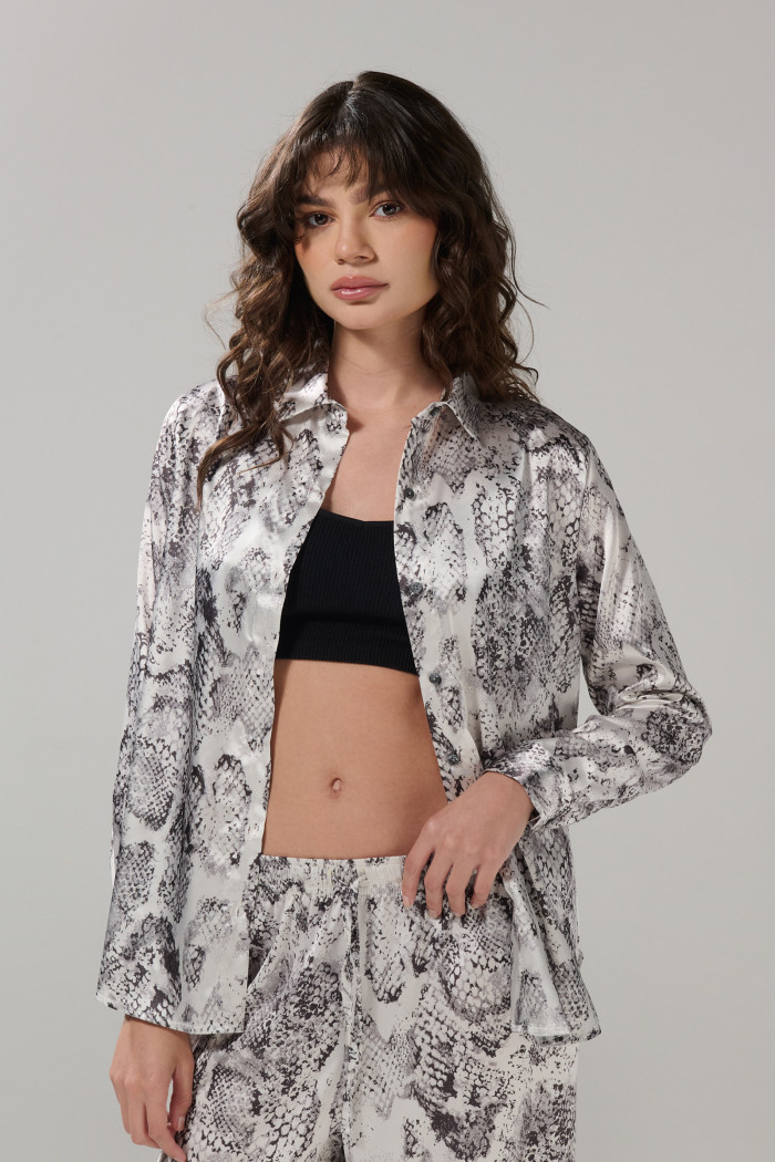 Blusa manga larga crema clara con estampado animal print