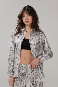 Blusa manga larga crema clara con estampado animal print