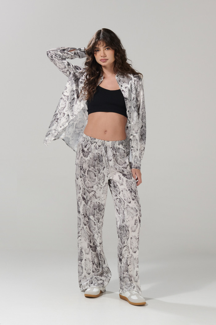 Blusa manga larga crema clara con estampado animal print